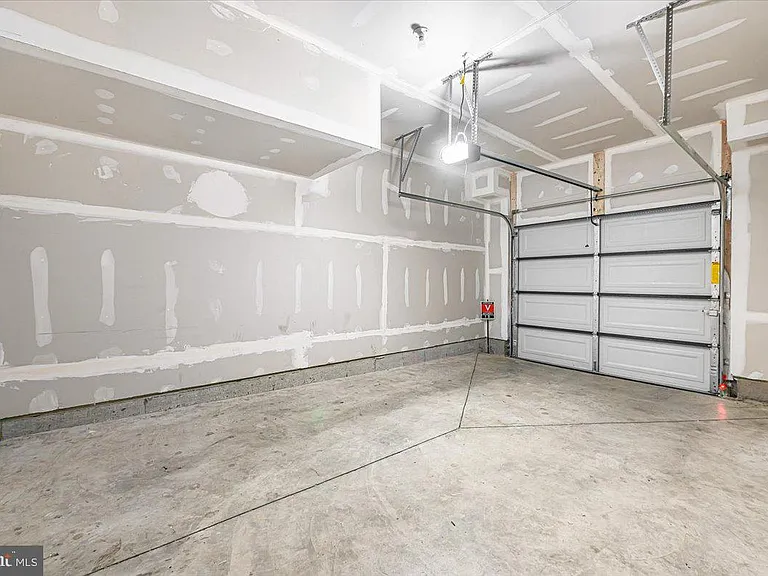 115 Dickenson Dr — Photo 33