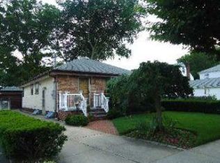 16 Waterview Pl, Lynbrook, NY 11563