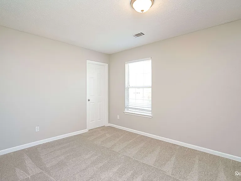 1105 Heather Dr — Photo 11