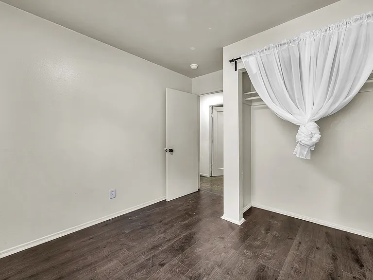 5243 Huntington Dr N #4 — Photo 11