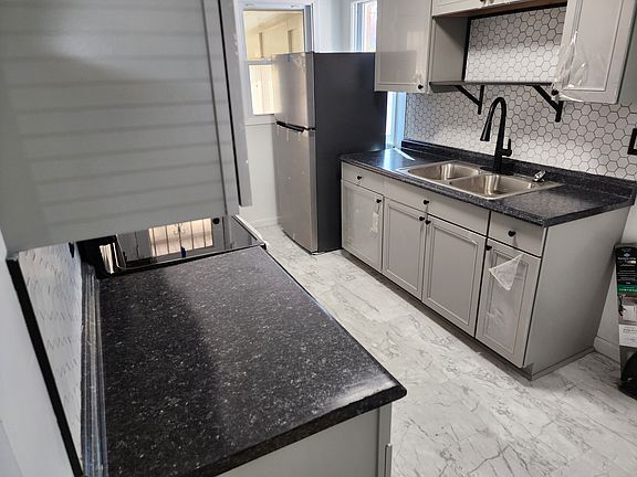5th image of 1386 Robin Hood Ln