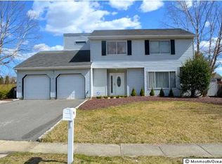 8 Heathrow Ln, Old Bridge, NJ 08857