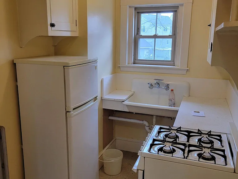 246 Woodford St #6 — Photo 4