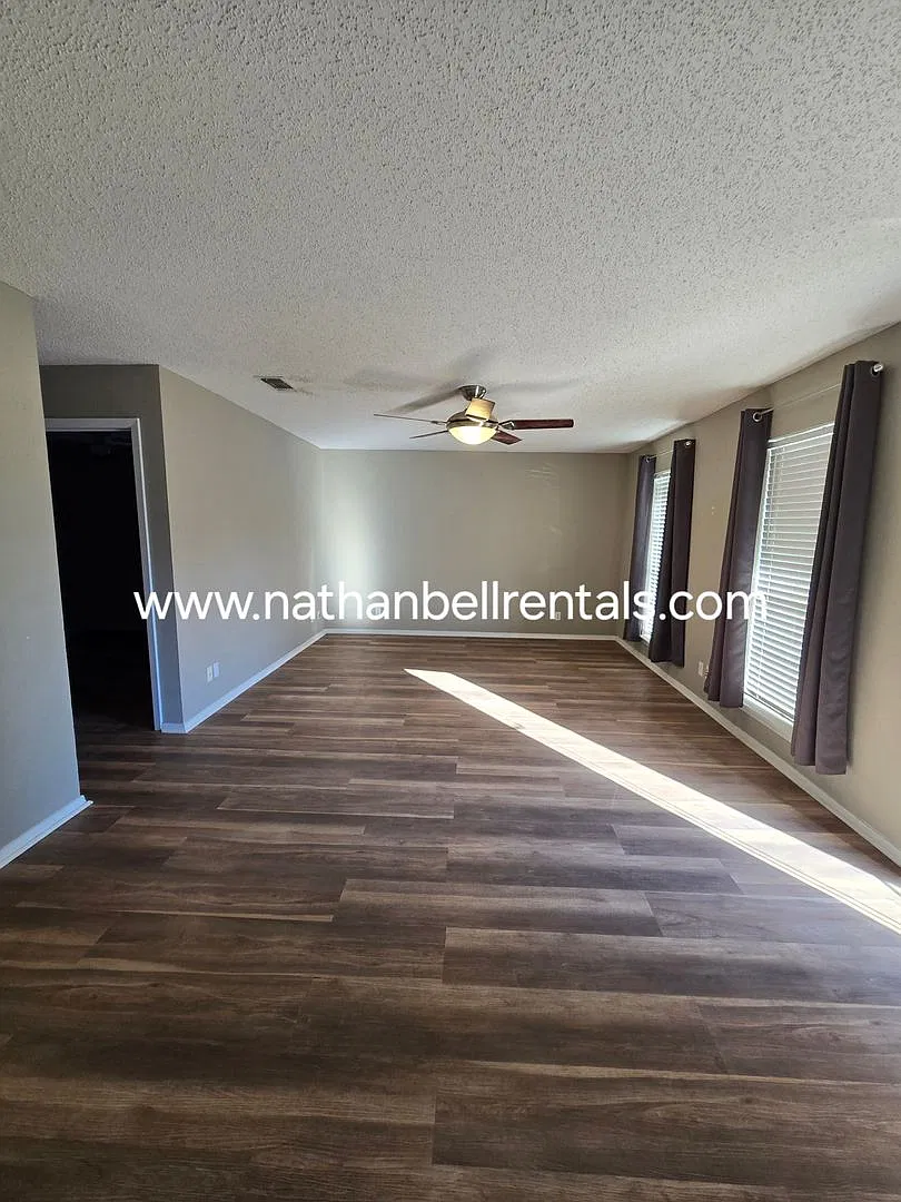 Single-Family Home: 3 Bed, 2 Bath — Photo 4