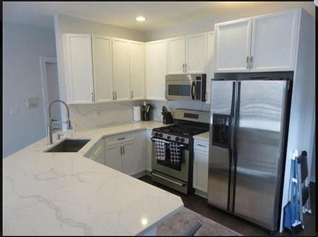 1st image of 870 N Milwaukee Ave APT 204W