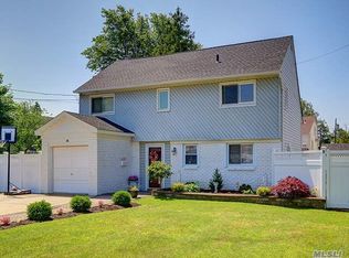 18 Highland St W, Massapequa, NY 11758