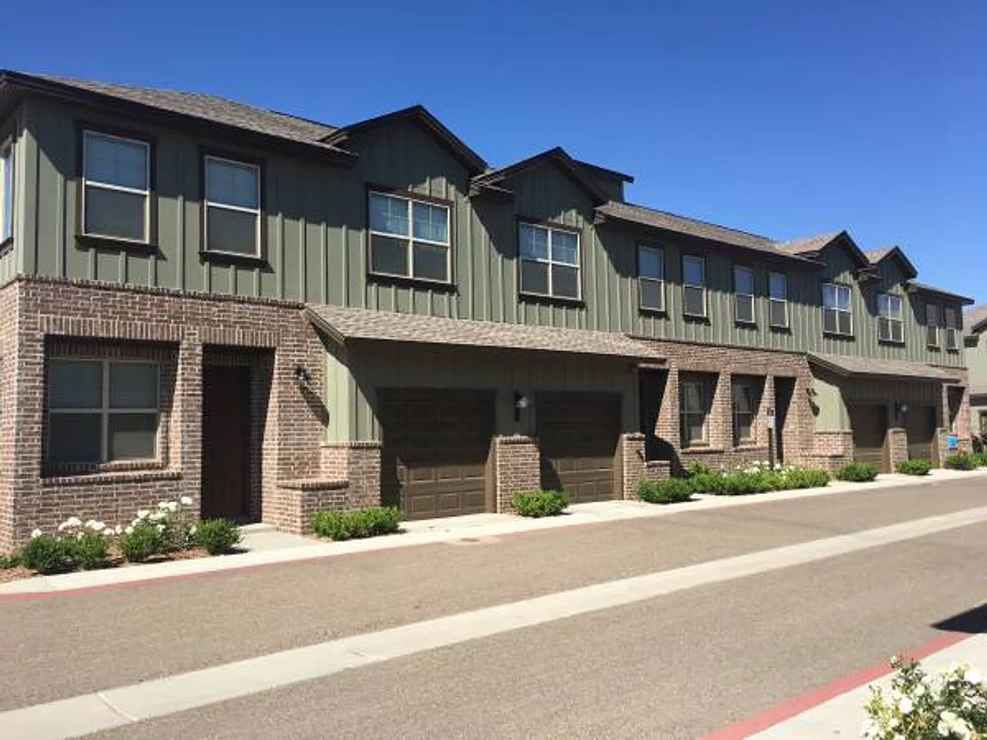 Gated 3 bdrm 2.5 bath Townhome with attached 1 car garage — Photo 3