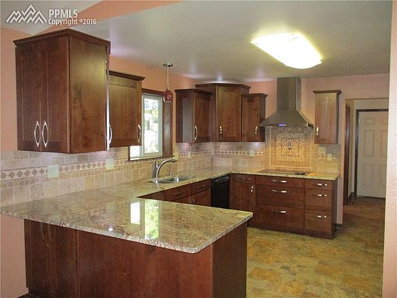 Kitchen with granite counter tops, Stainless Hood, 5 burner cooktop, pot filler 