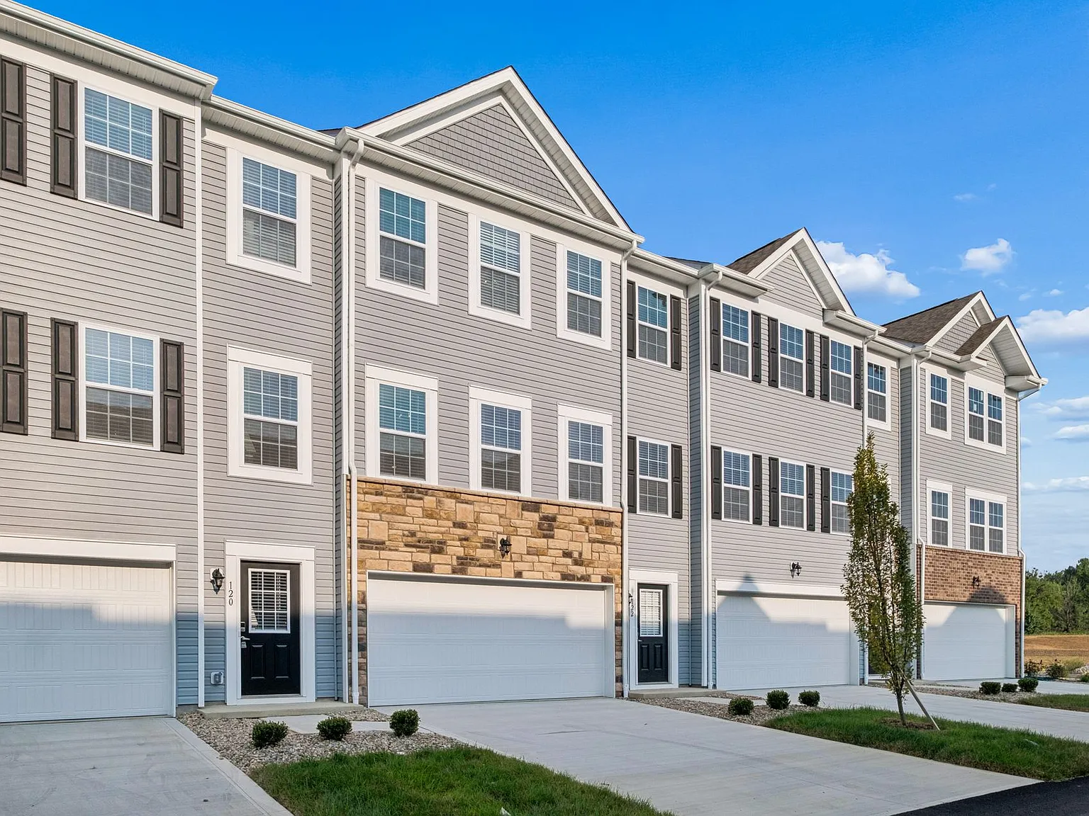 3 bed, 2.5 bath, 1850 sqft, $2,299 — Photo 4