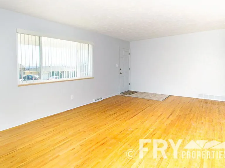 941 W 79th Pl — Photo 7