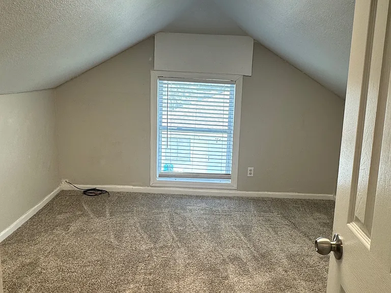 4262 Greenwood Ave — Photo 8