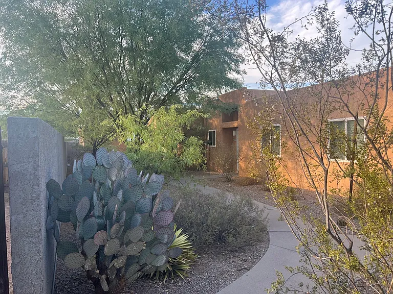2106 N Bell Ave #6 — Photo 1