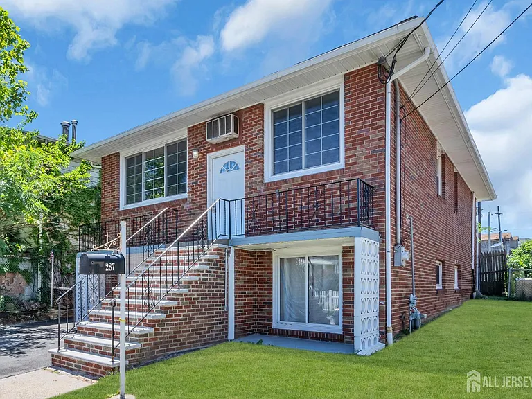 287 E Smith St — Photo 3