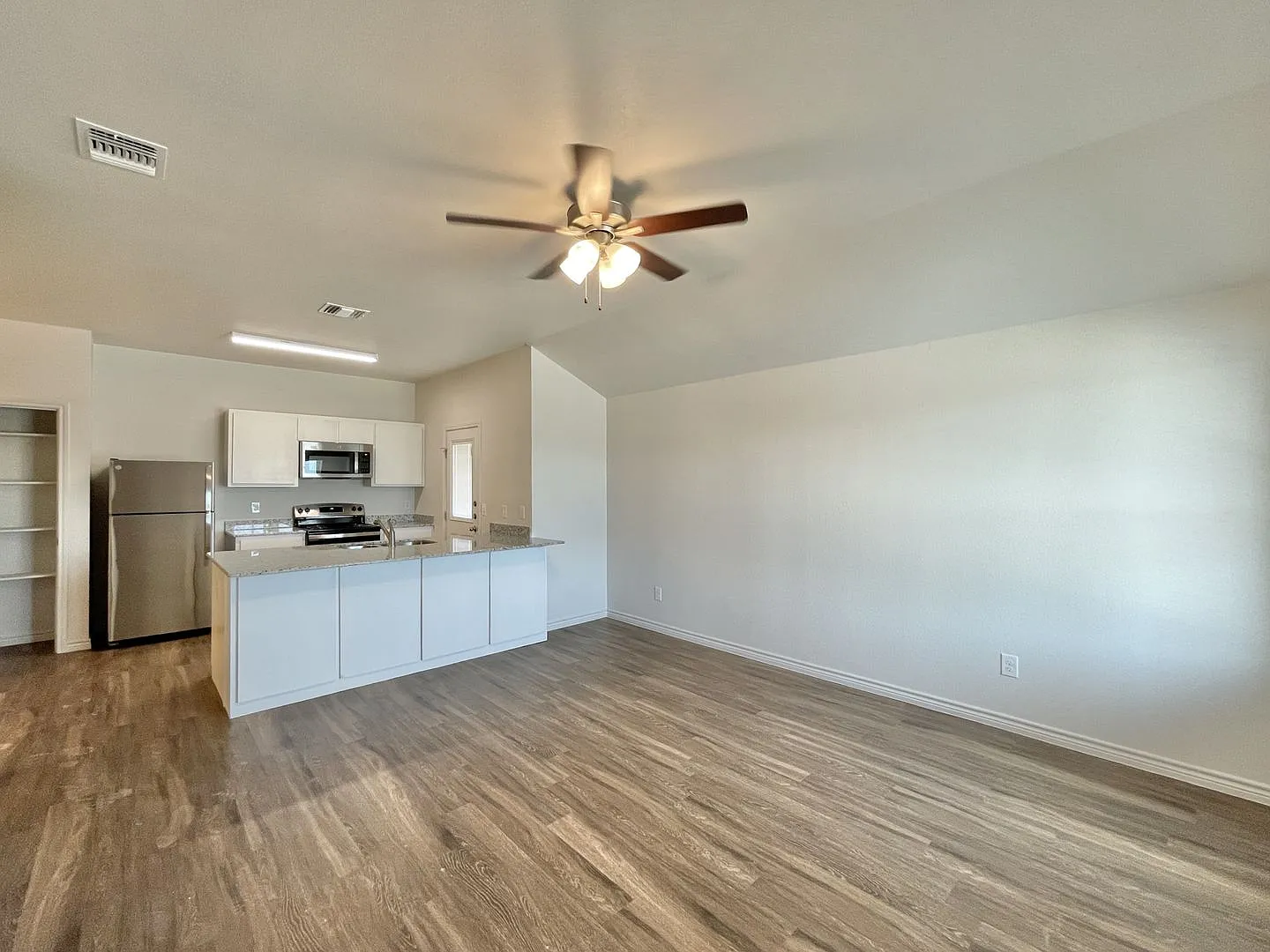 1802 Montell — Photo 3