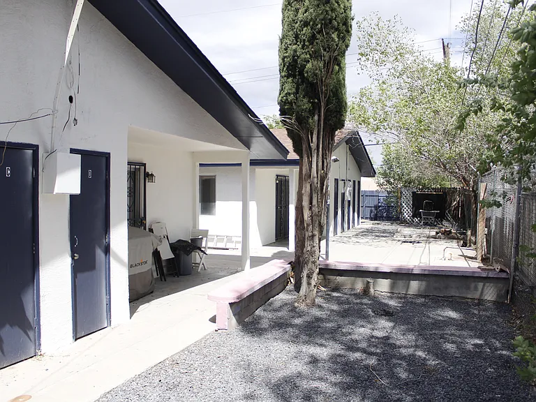 Renovated, Large UNM Area 2 Bed Apt w/ Washer / Dryer and Private Yard — Photo 23