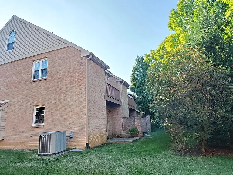 37 Rampart Dr — Photo 3