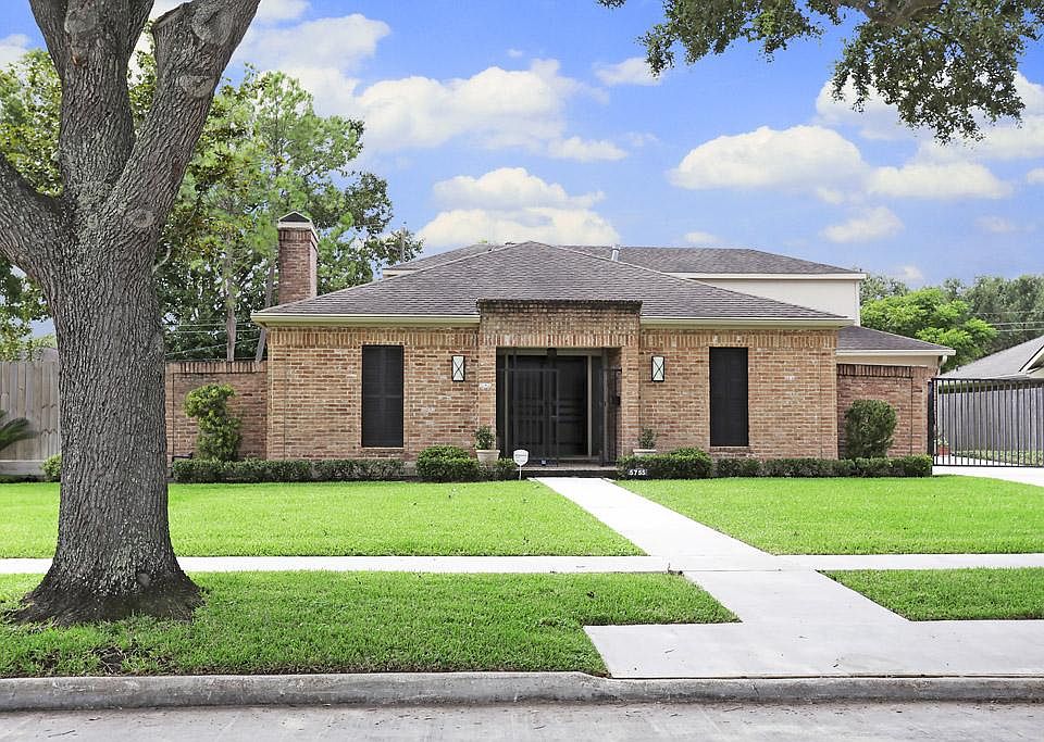  So neat and well kept, this 2102 sf house is on a large 9,059 sf lot, well situated in the middle of a prime block in Meyerland.