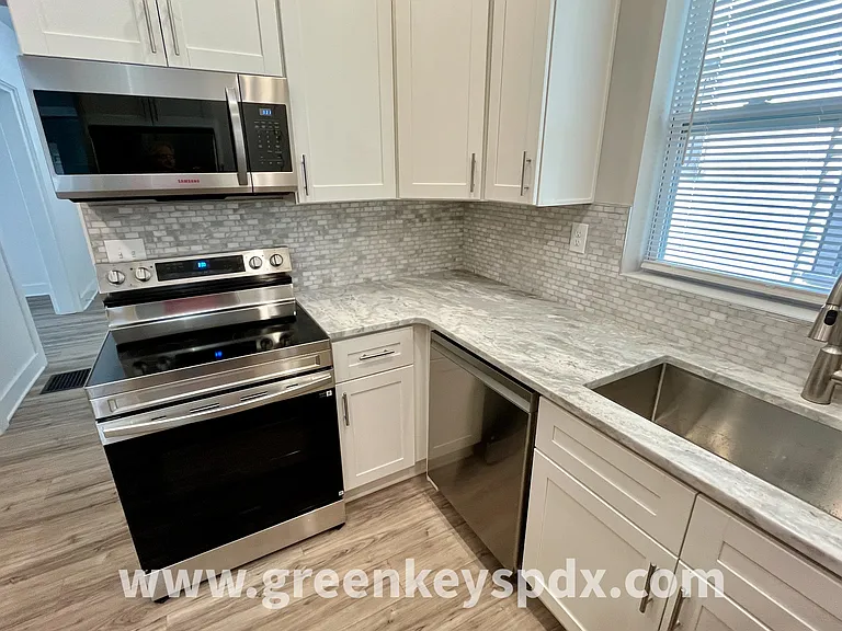 3175 N Kenwood Ave — Photo 9