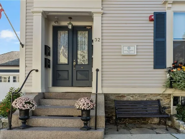32 School St APT 4, Newport, RI 02840