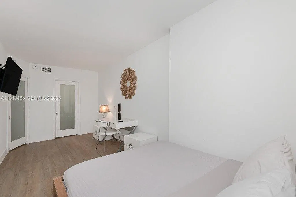 Roney Palace Condo — Photo 4