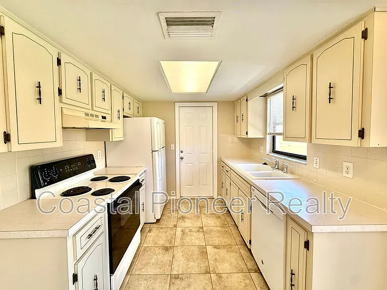 1301 Greenlea Dr — Photo 8