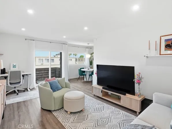 5414 Newcastle Ave APT 50, Encino, CA 91316