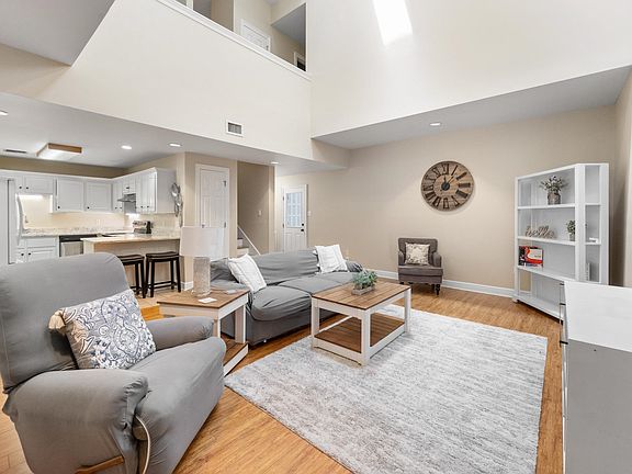 3rd image of 516 Lauren Ln