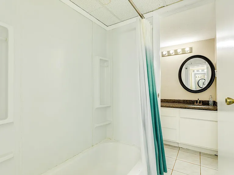 7140 N Holiday Dr — Photo 21