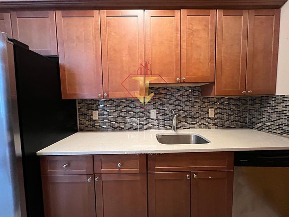 4th image of 50-51 Oak St #104