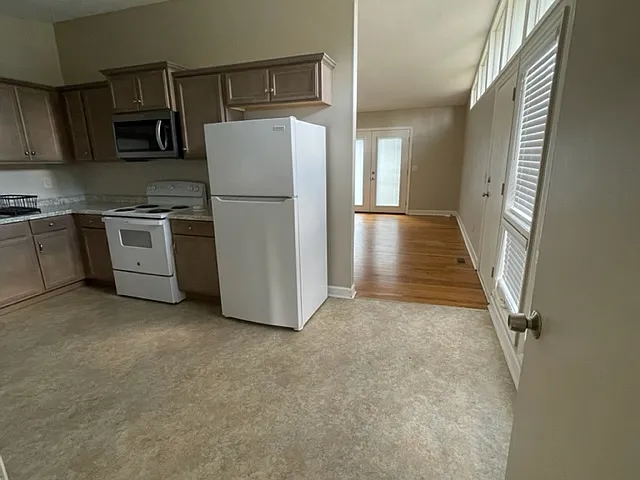 303 Pinewood Dr — Photo 6