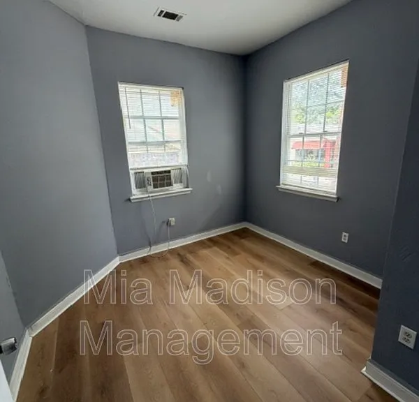 723 W 42nd St #B — Photo 3