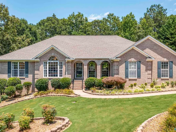 109 Sweetwater Ln, Rainbow City, AL 35906