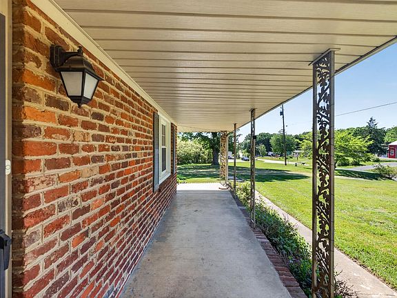 3rd image of 1254 Sunburst Rd