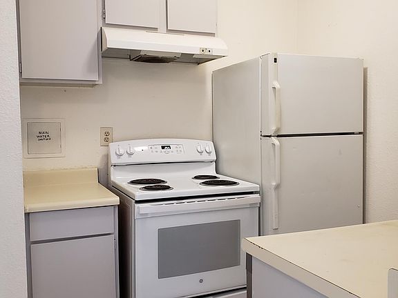Kitchen, with full size appliances