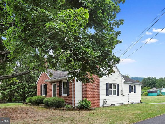 4th image of 105 Poplar St
