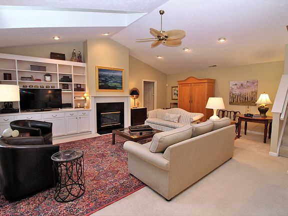 Great Rm w/Built-In Bookcase