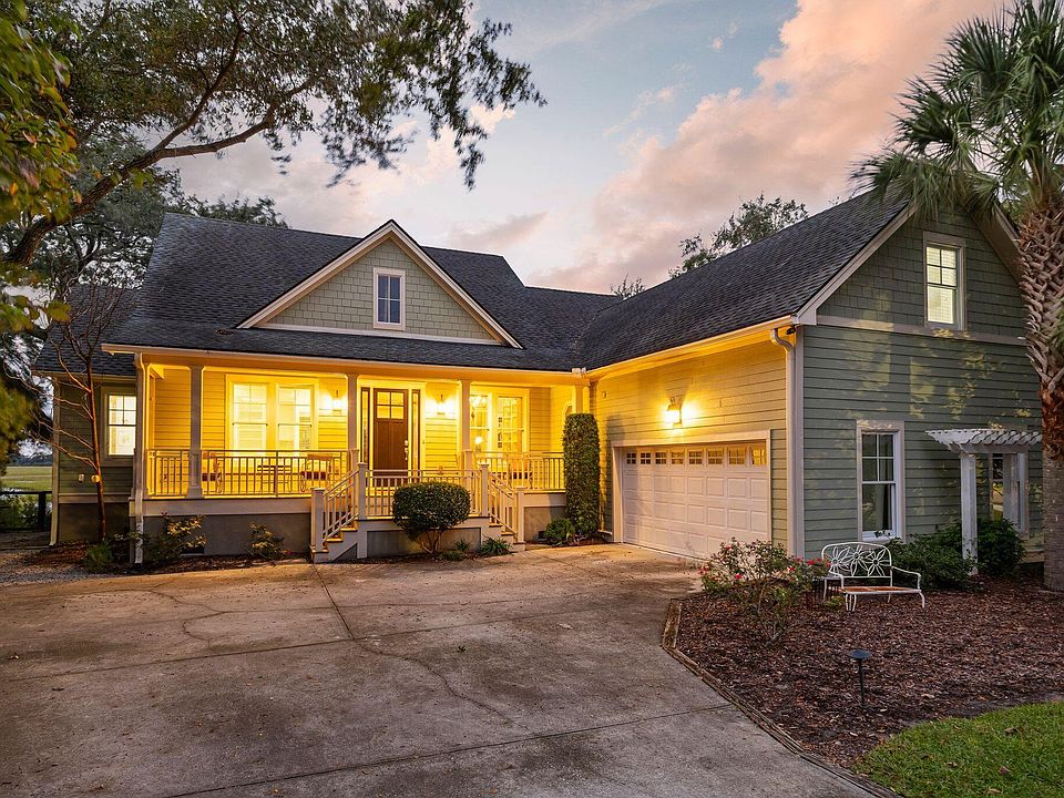 1st image of 823 Colony Dr