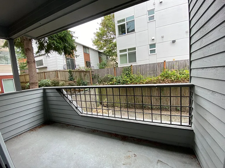 812 NE 42nd St — Photo 75