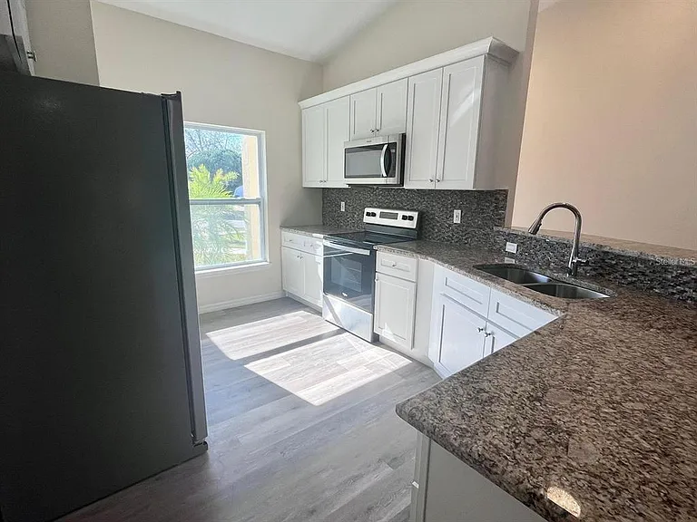 925 Lora St — Photo 3