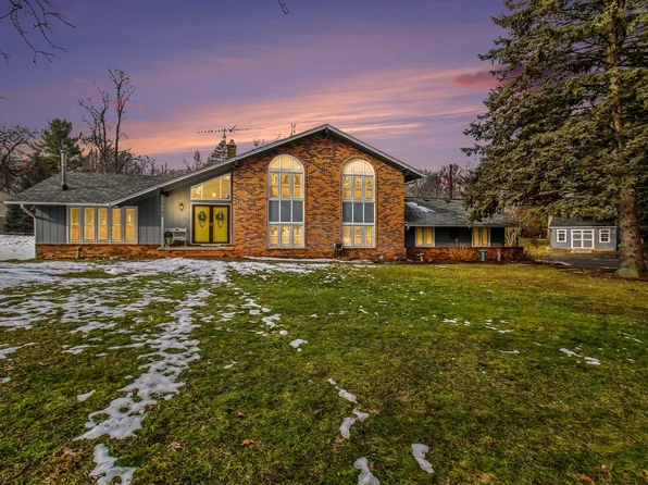 5060 Glenway Dr, Brighton, MI 48116