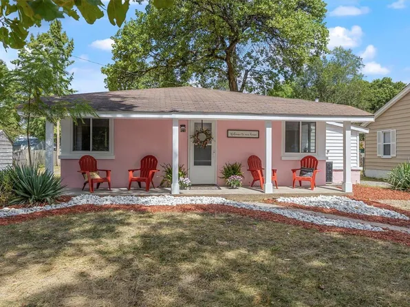 825 Hawthorne Ave, Wood River, IL 62095