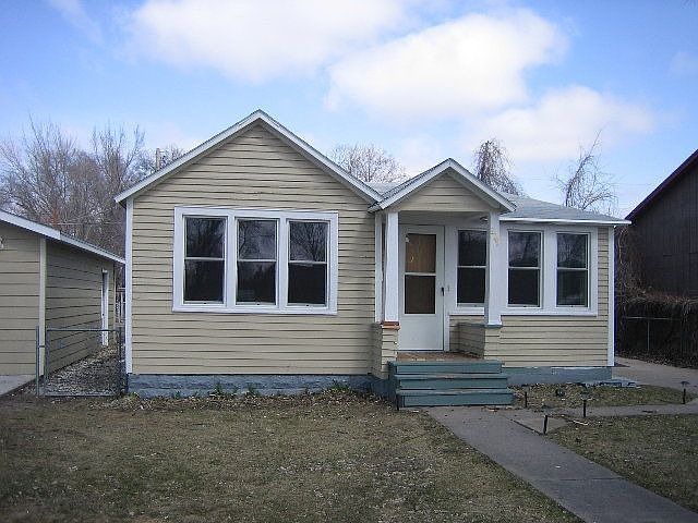 1st image of 209 W 10th St