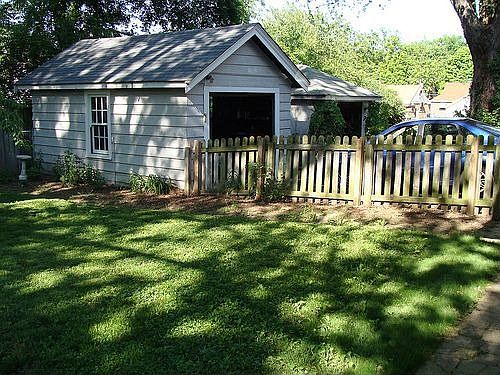 Fenced bkyard / 1 car garage