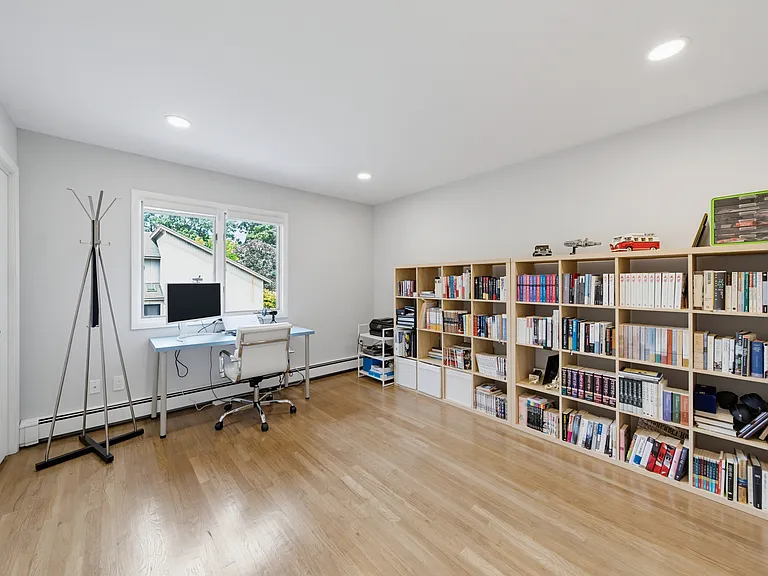 LARGE 2ND BEDROOM