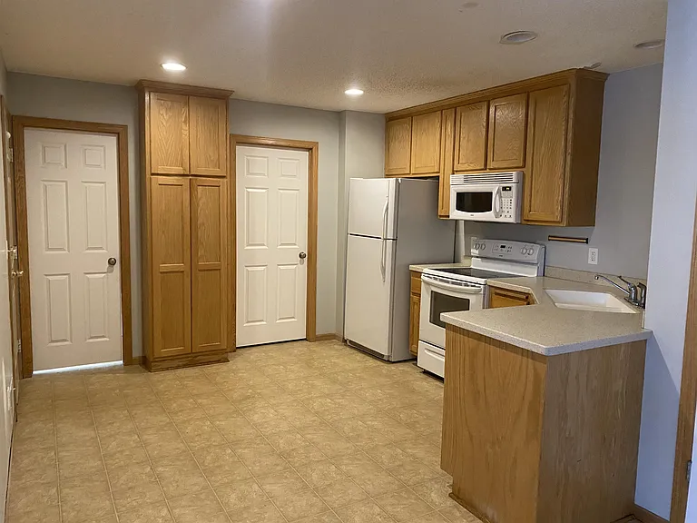 860 Independence Dr — Photo 3