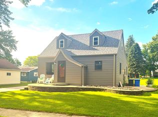 1313 4th St, Hull, IA 51239