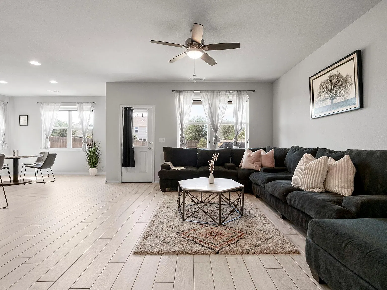 3 bed, 2.5 bath, 1922 sqft, $3,000 — Photo 1