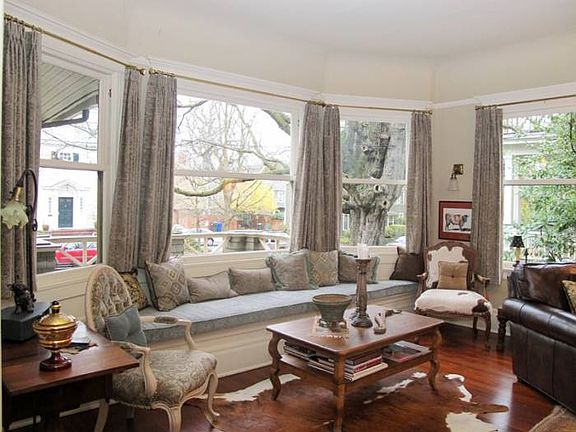 Living Room Bay