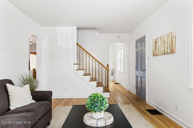 3rd image of 40 Brookman Avenue