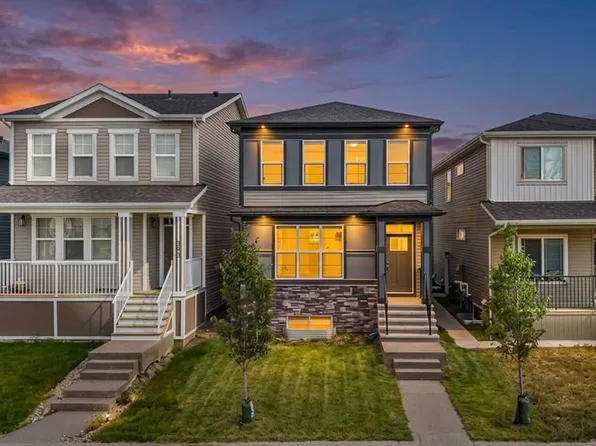 389 NW Cornerbrook Rd NE, Calgary, AB T3N 2L1